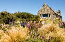 Kirche mit Blumen-.jpg